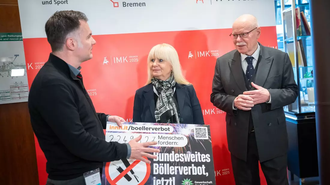 Die Gewerkschaft der Polizei hat bei der Innenministerkonferenz eine Petition für ein Böllerverbot übergeben. - Bild: Sina Schuldt/dpa