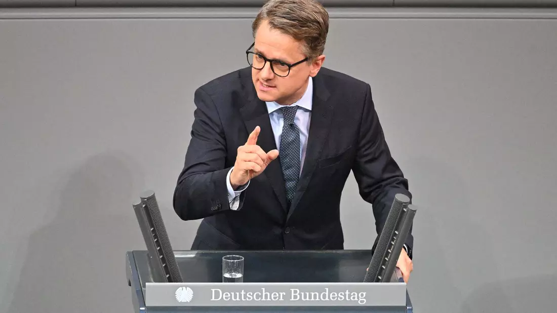 CDU-Generalsekretär Linnemann wertet ein Ja zum Rentengesetz als Ja zur Koalition. - Bild: Christophe Gateau/dpa