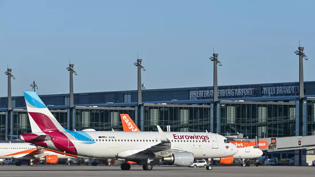 Eurowings-Maschine am Flughafen - einsteigen mit gutem Gewissen, weil man Klimaschutzprojekte unterstützt hat? - Bild: Patrick Pleul/dpa-Zentralbild/dpa