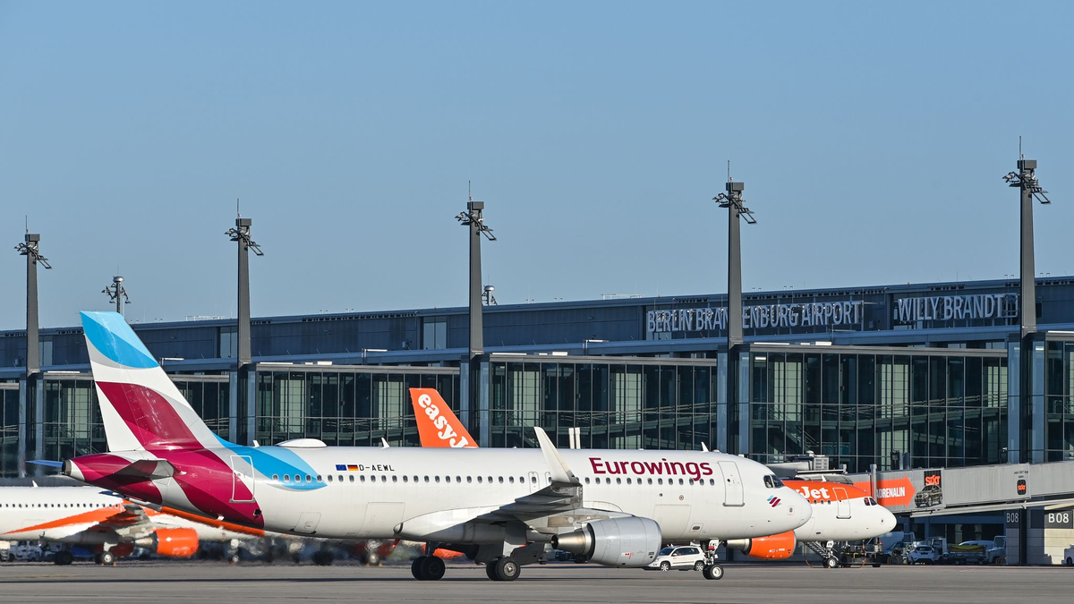 Eurowings-Maschine am Flughafen - einsteigen mit gutem Gewissen, weil man Klimaschutzprojekte unterstützt hat? - Foto: Patrick Pleul/dpa-Zentralbild/dpa