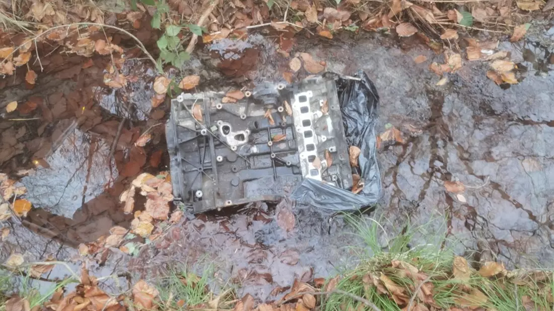 POL-OF: Was soll das? - Unbekannte entsorgen Motorblock in Entwässerungsgraben - Bild: presseportal.de
