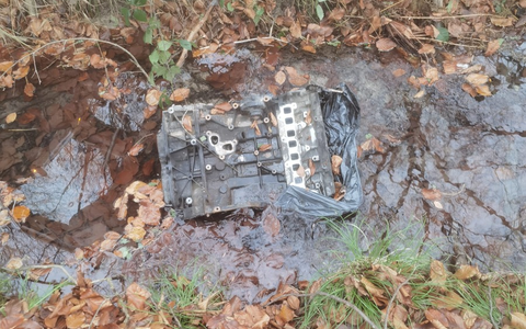 POL-OF: Was soll das? - Unbekannte entsorgen Motorblock in Entwässerungsgraben - Foto: presseportal.de