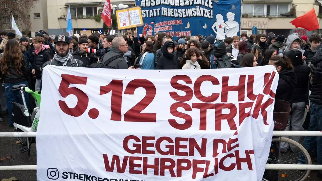 Rund 3000 Schüler und andere Menschen demonstrieren in Berlin-Kreuzberg gegen einen Wehrdienst.  - Bild: Markus Lenhardt/dpa