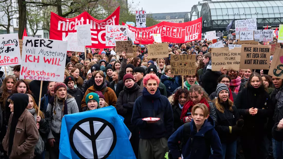 Anlässlich von bundesweiten Demonstrationen gegen einen Wehrdienst protestieren in Hamburg zahlreiche Menschen. - Bild: Marcus Golejewski/dpa