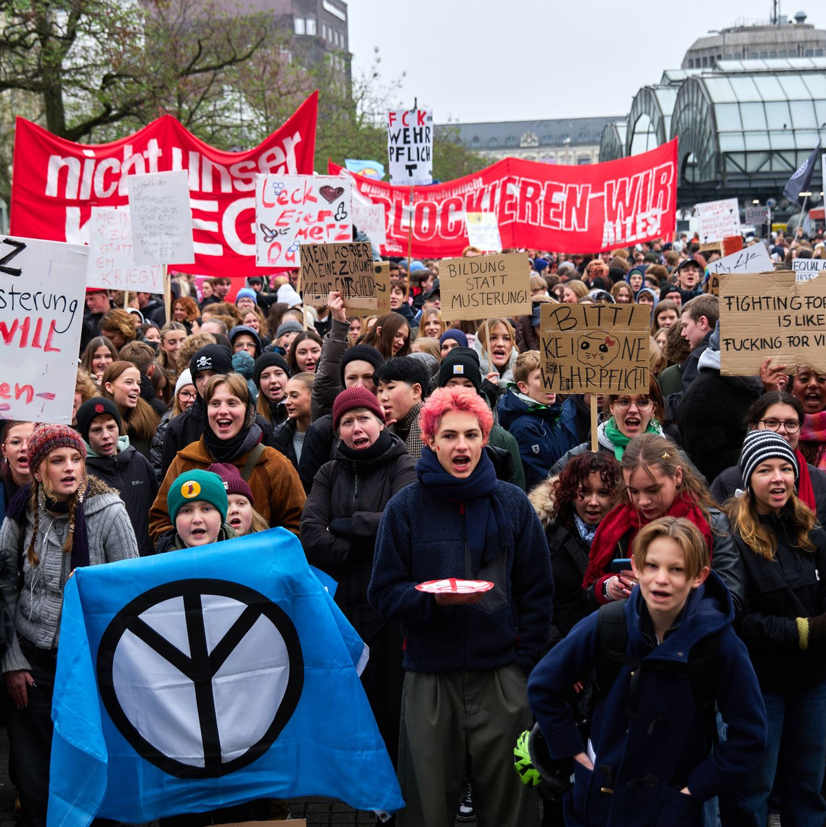 Anlässlich von bundesweiten Demonstrationen gegen einen Wehrdienst protestieren in Hamburg zahlreiche Menschen. - Foto: Marcus Golejewski/dpa