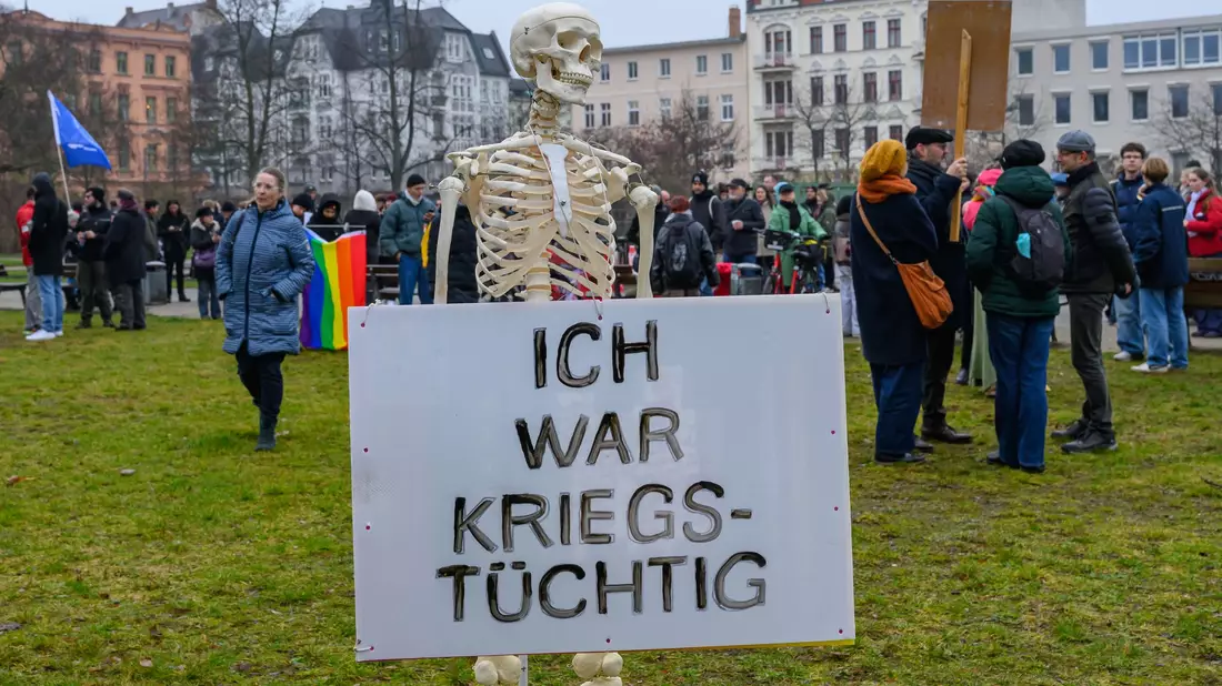 In Cottbus demonstrieren Menschen gegen den Wehrdienst. - Bild: Patrick Pleul/dpa