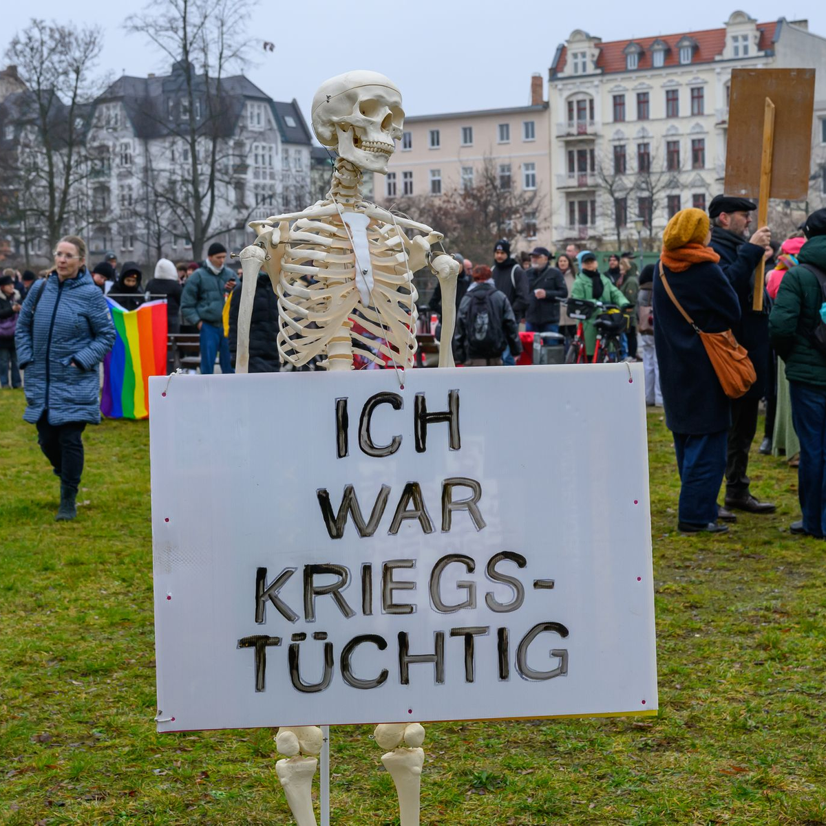 In Cottbus demonstrieren Menschen gegen den Wehrdienst. - Foto: Patrick Pleul/dpa