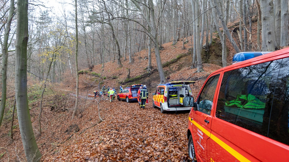 FW Porta Westfalica: 05.12.2025 - Absturz am Jakobsberg / 1 Person schwerverletzt - Foto: presseportal.de