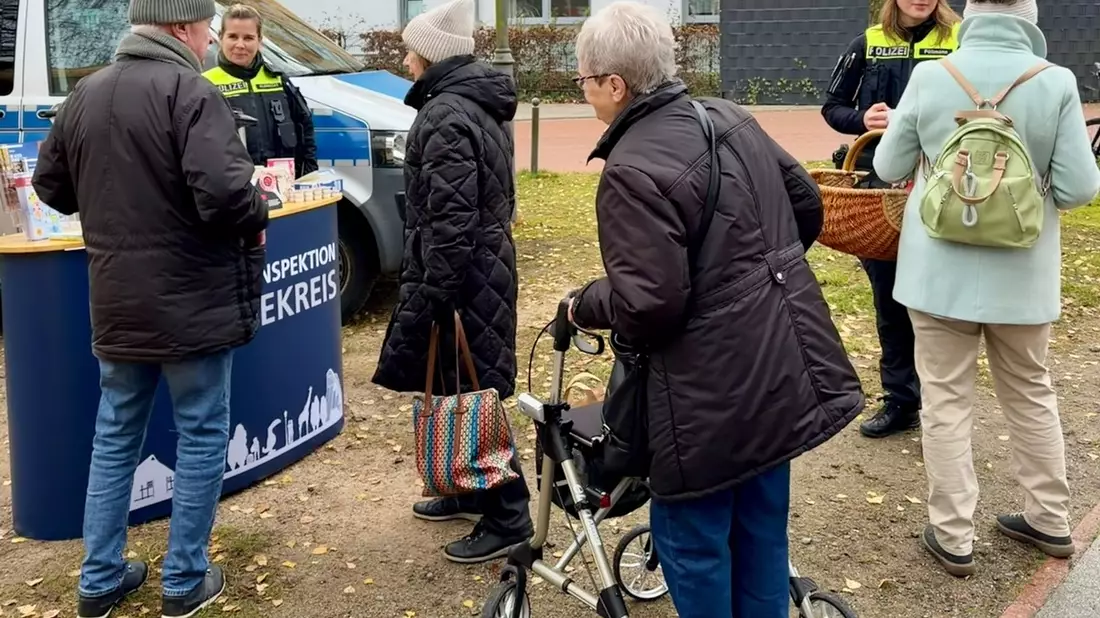 POL-HK: Walsrode: Kontaktbeamtinnen auf dem Wochenmarkt - Bild: presseportal.de