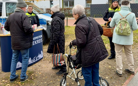 POL-HK: Walsrode: Kontaktbeamtinnen auf dem Wochenmarkt - Foto: presseportal.de