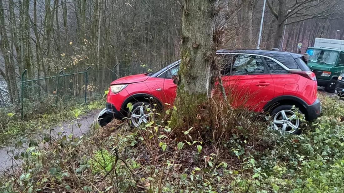 FW-RS: PKW droht in Eschbachtalsperre zu stürzen - Bild: presseportal.de