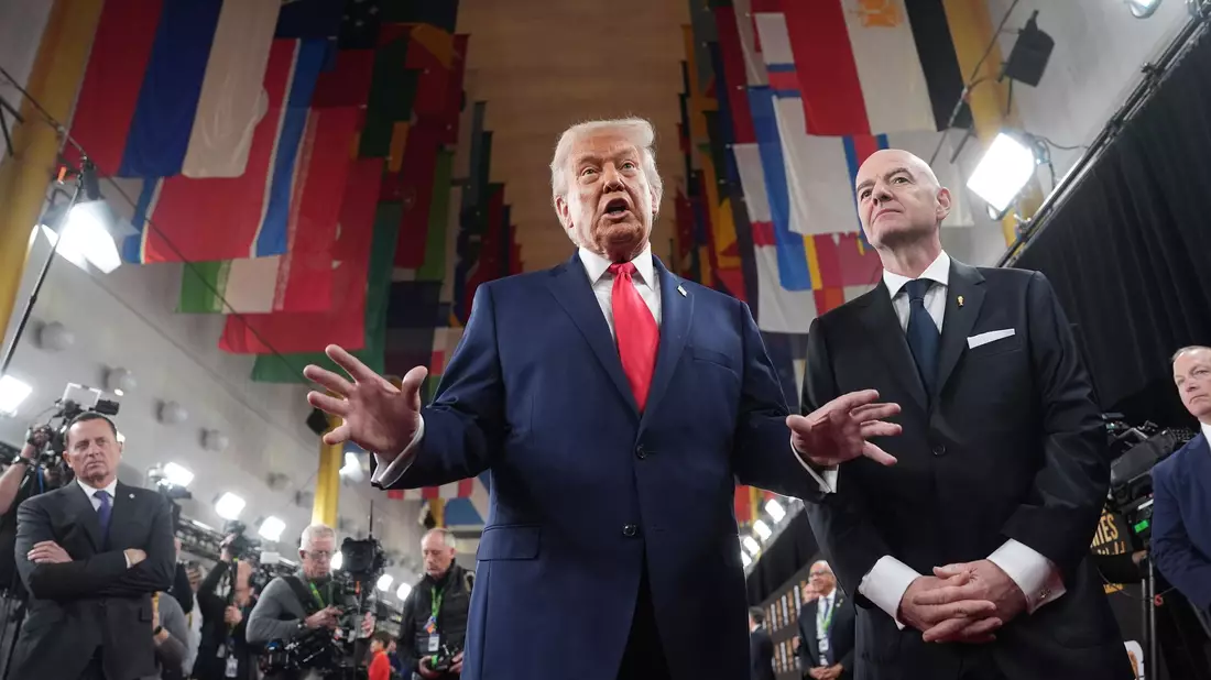 Donald Trump (l) und Gianni Infantino präsentieren sich auf dem roten Teppich.  - Bild: Evan Vucci/AP/dpa