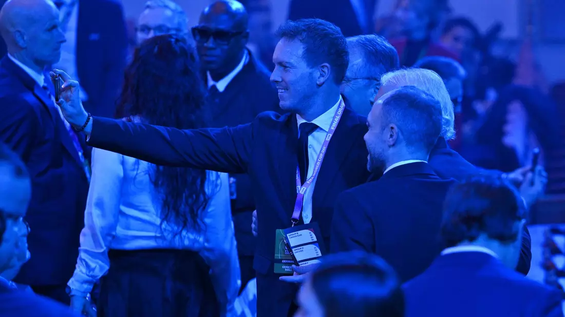 Nagelsmann macht ein Selfie vor der Losung. - Bild: Mandel Ngan/POOL AFP/AP/dpa