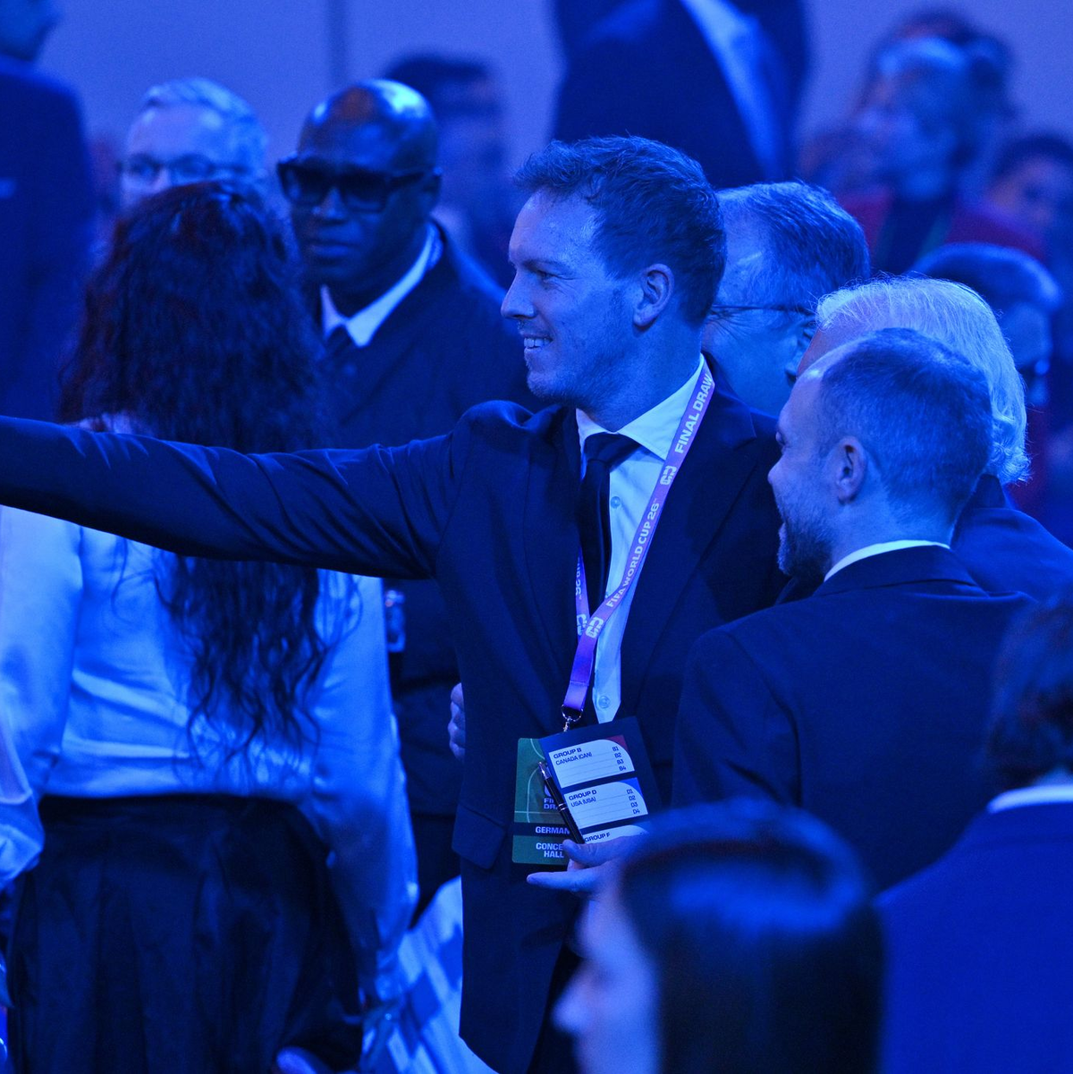 Nagelsmann macht ein Selfie vor der Losung. - Foto: Mandel Ngan/POOL AFP/AP/dpa