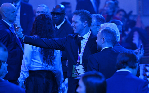 Julian Nagelsmann unterhält sich im Saal bei der WM-Auslosung.  - Foto: Mandel Ngan/POOL AFP/AP/dpa