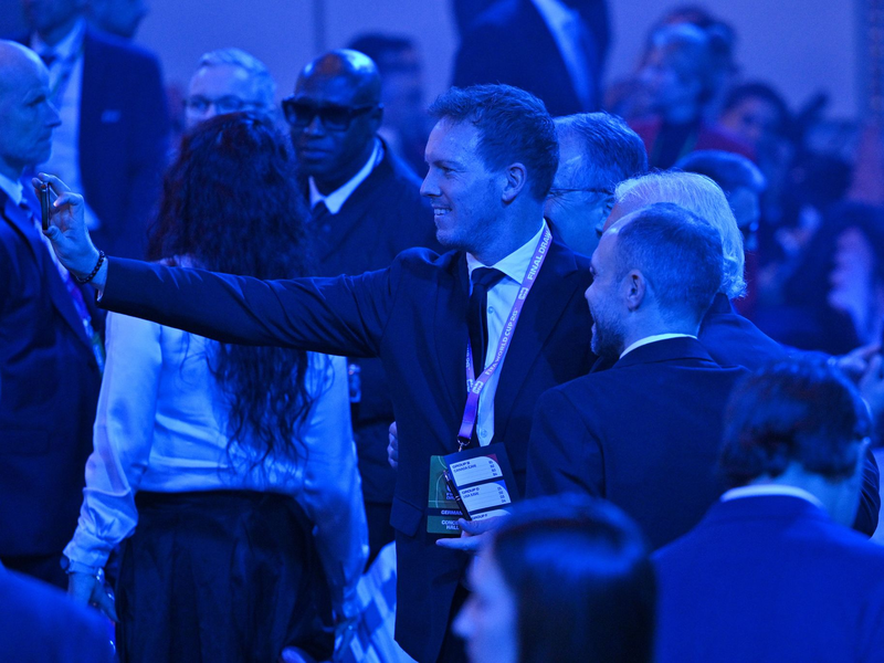 Julian Nagelsmann unterhält sich im Saal bei der WM-Auslosung.  - Foto: Mandel Ngan/POOL AFP/AP/dpa