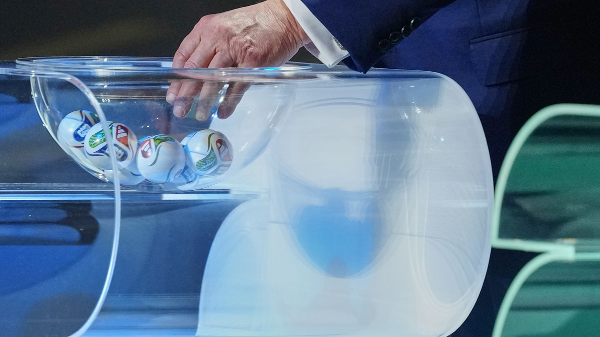 Julian Nagelsmann (l.) verfolgt die WM-Auslosung.  - Foto: Jia Haocheng/POOL Xinhua/AP/dpa