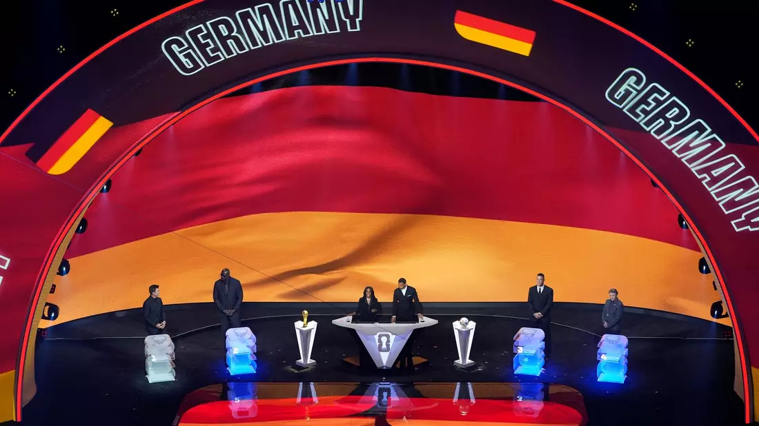 Die Bühne bei der WM-Auslosung leuchtet in den deutschen Farben.  - Bild: Alex Brandon/AP/dpa