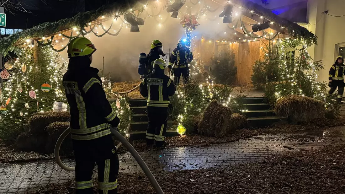 FW VG Westerburg: Bühne des Pfefferkuchenmarktes in Westerburg brannte - Feuerwehr verhindert größeren Schaden - Bild: presseportal.de