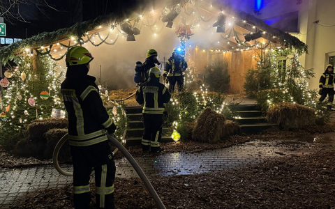 FW VG Westerburg: Bühne des Pfefferkuchenmarktes in Westerburg brannte - Feuerwehr verhindert größeren Schaden - Foto: presseportal.de