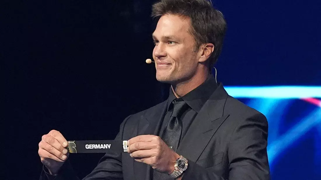 Tom Brady zieht das deutsche Los. - Bild: Jacquelyn Martin/AP/dpa