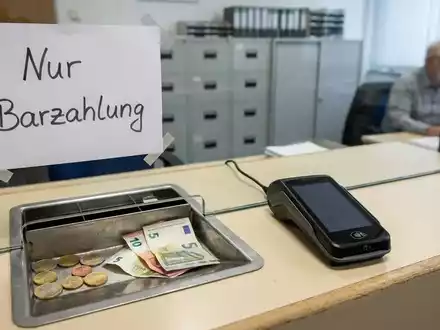 Bargeld-Pflicht: Deutsche Ämter hinken bei Barrierefreiheit hinterher - Foto: über boerse-global.de