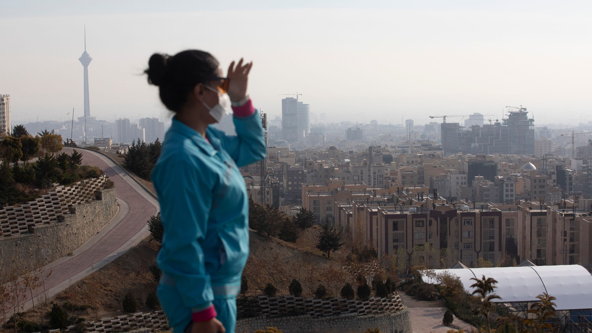 Fehlender Wind sorgt dafür, dass sich die Schadstoffe am Fuß der Berge stauen. - Foto: Aref Taherkenareh/dpa