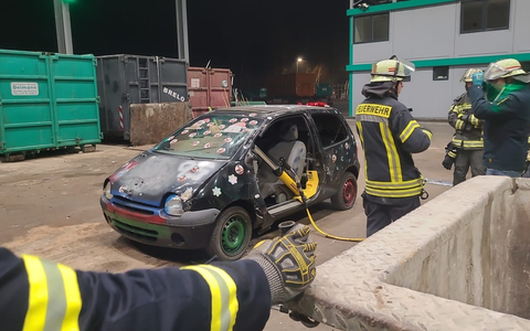 FW-AR: Umfangreiche TH-Übung des Löschzugs Hüsten auf dem Gelände der Firma Deimann - Foto: presseportal.de