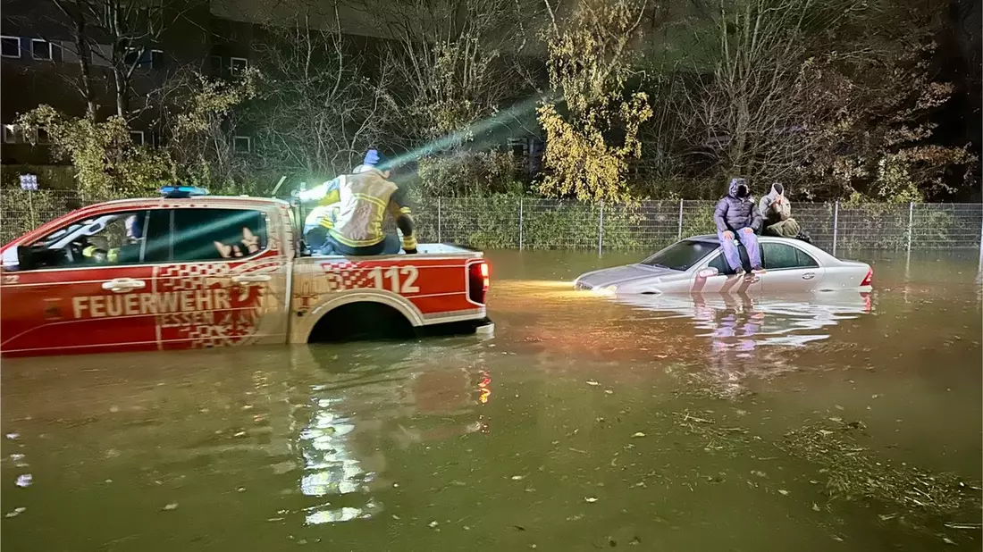 FW-E: Überflutete Senke stoppt Limousine - Feuerwehr im Einsatz am Hafenstadion - Bild: presseportal.de