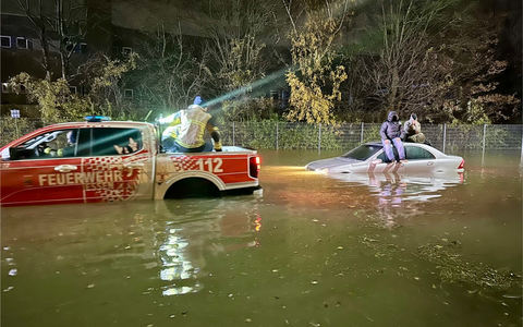 FW-E: Überflutete Senke stoppt Limousine - Feuerwehr im Einsatz am Hafenstadion - Foto: presseportal.de