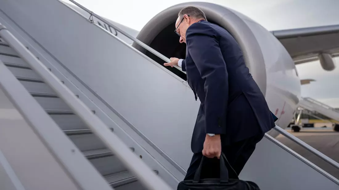 Der Kanzler auf dem Weg zu seinen Antrittsbesuchen in Israel und Jordanien.  - Bild: Michael Kappeler/dpa