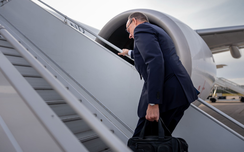 Der Kanzler auf dem Weg zu seinen Antrittsbesuchen in Israel und Jordanien.  - Foto: Michael Kappeler/dpa