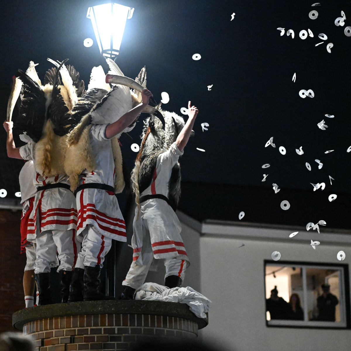 Das Klaasohm-Fest auf Borkum gehört seit Generationen für die Inselbewohner zum Höhepunkt des Jahres.  - Foto: Lars Penning/dpa