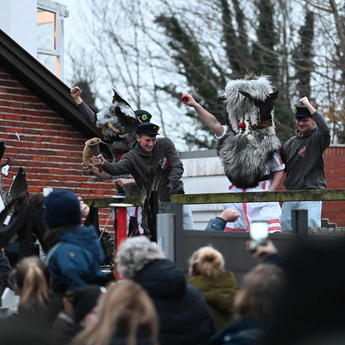 Zwei Klaasohms beginnen ihren Zug über die Insel Borkum.  - Foto: Lars Penning/dpa