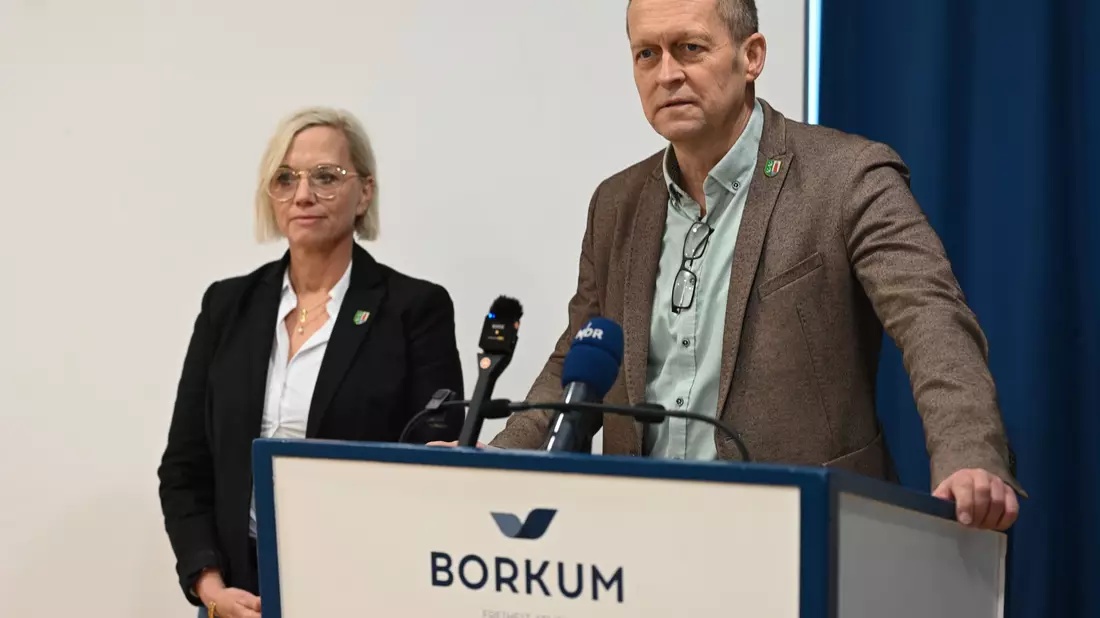 Vor dem Klaasohm-Fest auf Borkum stellen sich Bürgermeister Jürgen Akkermann (parteilos) und seine Stellvertreterin Melanie Helms (SPD) den Fragen der Presse.  - Bild: Lars Penning/dpa