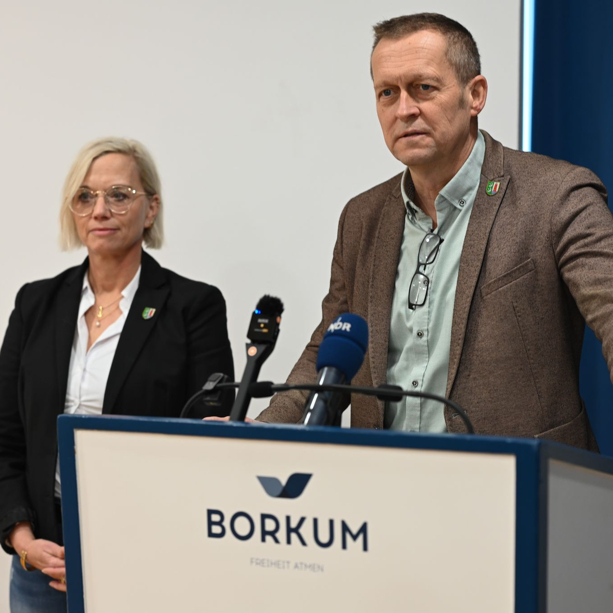 Vor dem Klaasohm-Fest auf Borkum stellen sich Bürgermeister Jürgen Akkermann (parteilos) und seine Stellvertreterin Melanie Helms (SPD) den Fragen der Presse.  - Foto: Lars Penning/dpa