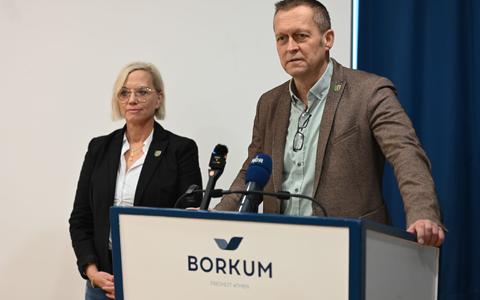 Vor dem Klaasohm-Fest auf Borkum stellen sich Bürgermeister Jürgen Akkermann (parteilos) und seine Stellvertreterin Melanie Helms (SPD) den Fragen der Presse.  - Foto: Lars Penning/dpa