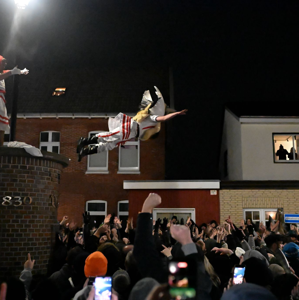 Der Höhepunkt des Klaasohm-Fests auf Borkum ist das Springen der Klaasohms von einer Säule in die Menschenmenge.  - Foto: Lars Penning/dpa