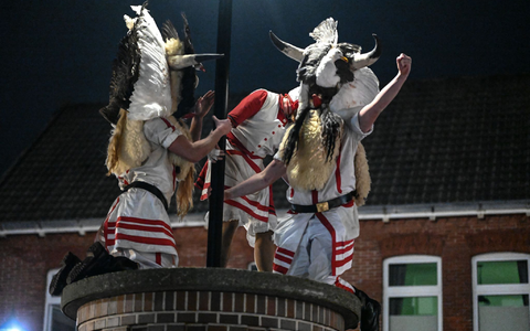 Das Traditionsfest Klaasohm auf Borkum endet mit dem Sprung der Klaasohms in die Menschenmenge von einer Säule im Zentrum des Orts. - Foto: Lars Penning/dpa