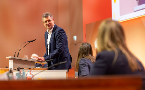 Die Politik um Sport-Staatsministerin Christiane Schenderlein (CDU, r) unterstützt eine deutsche Olympia-Bewerbung. - Foto: Helmut Fricke/dpa