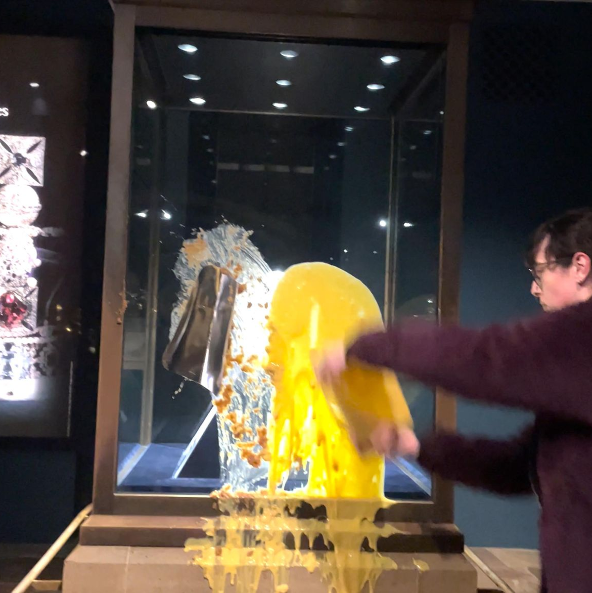 Die Aktivisten überbringen ihre Botschaft. - Foto: Take Back Power/PA Media/dpa