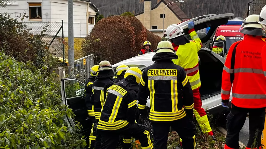 FW Heimbach: Verkehrsunfall fordert zwei Verletzte - Feuerwehr setzt hydraulisches Rettungsgerät ein - Bild: presseportal.de