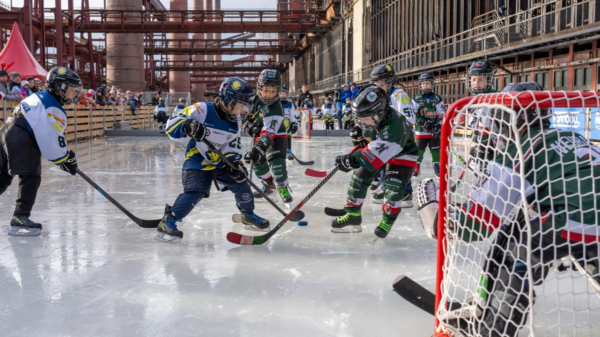 Zollverein-Eisbahn bis 6. Januar 2026 geöffnet / 150 Meter langer Schlittschuhspaß zwischen Schornsteinen und Koksöfen - Foto: presseportal.de