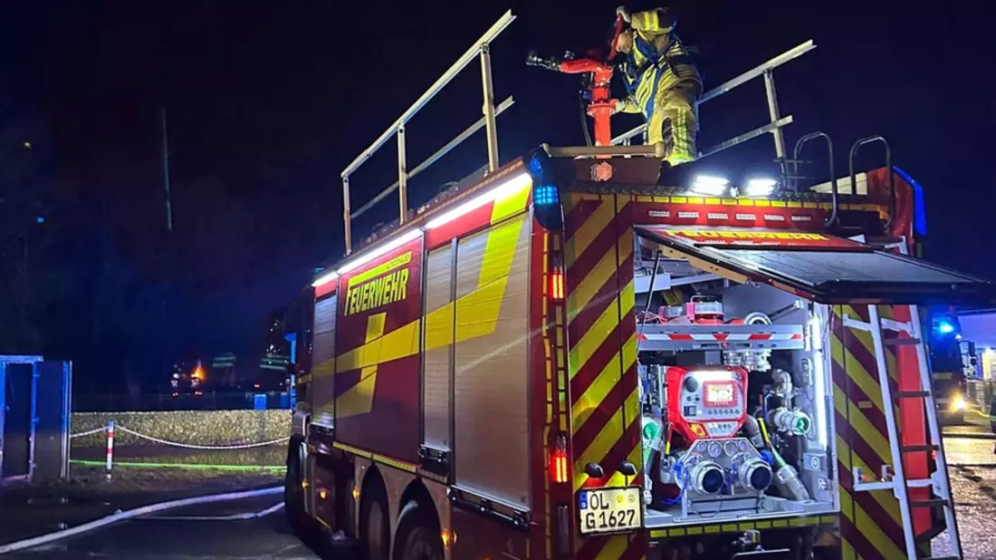 FW-OLL: Unterstützungseinsatz im Landkreis Cloppenburg - Großtanklöschfahrzeuge aus Ahlhorn und Altmoorhausen im nächtlichen Pendelverkehr eingebunden - Bild: presseportal.de