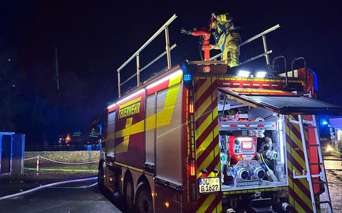 FW-OLL: Unterstützungseinsatz im Landkreis Cloppenburg - Großtanklöschfahrzeuge aus Ahlhorn und Altmoorhausen im nächtlichen Pendelverkehr eingebunden - Foto: presseportal.de