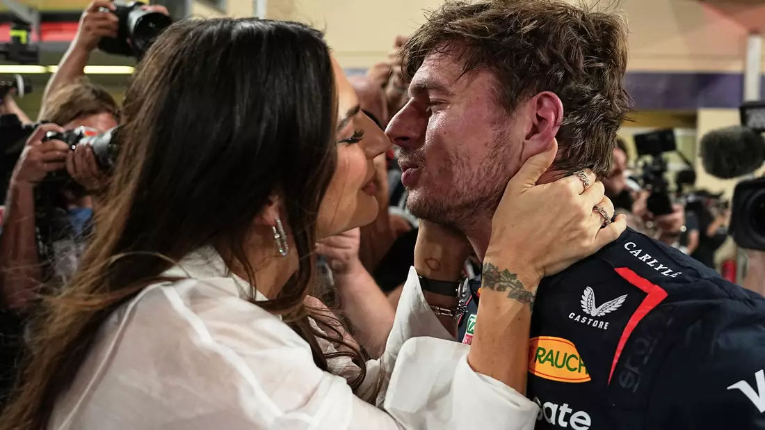 Die Belohnung für die Pole Position bekommt Max Verstappen von Freundin Kelly Piquet. - Bild: Fatima Shbair/AP/dpa