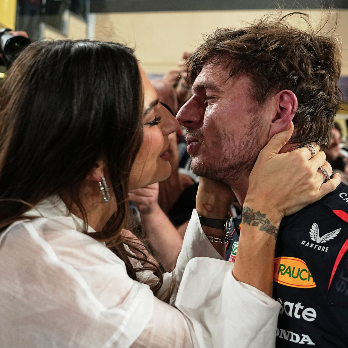 Die Belohnung für die Pole Position bekommt Max Verstappen von Freundin Kelly Piquet. - Foto: Fatima Shbair/AP/dpa