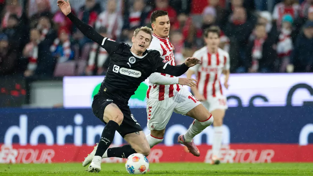 El Mala jubelt über sein Tor zum 1:0.  - Bild: Rolf Vennenbernd/dpa