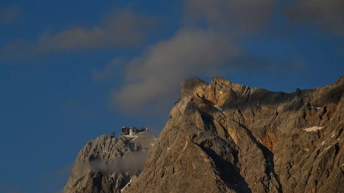 Ein 19-Jähriger aus Baden-Württemberg ist auf einem Klettersteig an der Zugspitze tödlich verunglückt. (Archivbild) - Bild: Angelika Warmuth/dpa