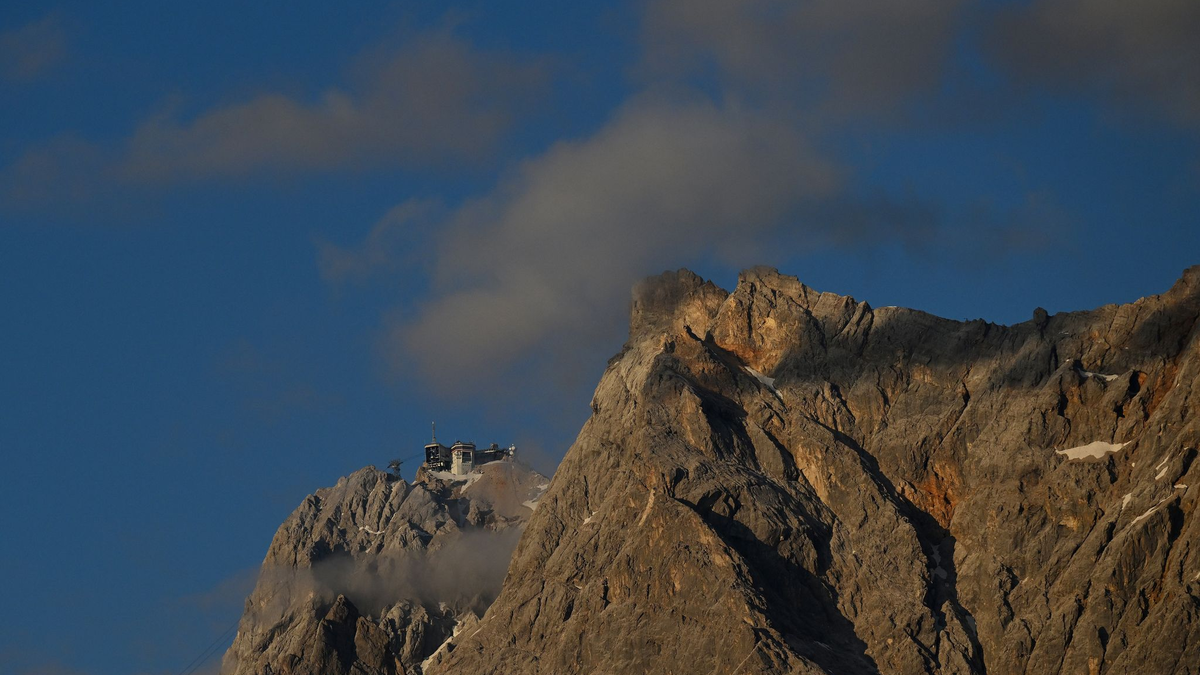 Ein 19-Jähriger aus Baden-Württemberg ist auf einem Klettersteig an der Zugspitze tödlich verunglückt. (Archivbild) - Foto: Angelika Warmuth/dpa